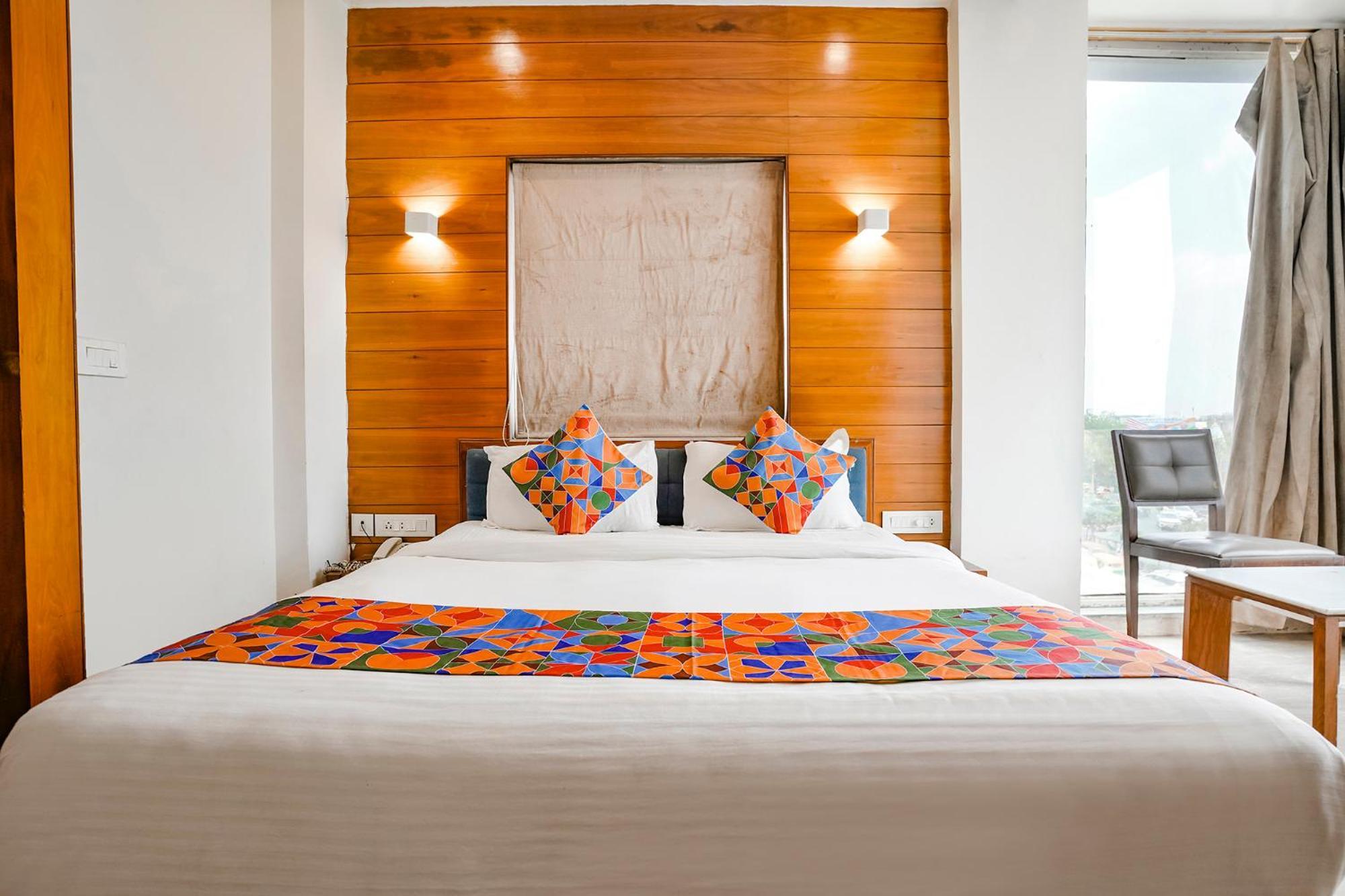 Fabhotel Kyra - Near Airport Road أحمد أباد المظهر الخارجي الصورة